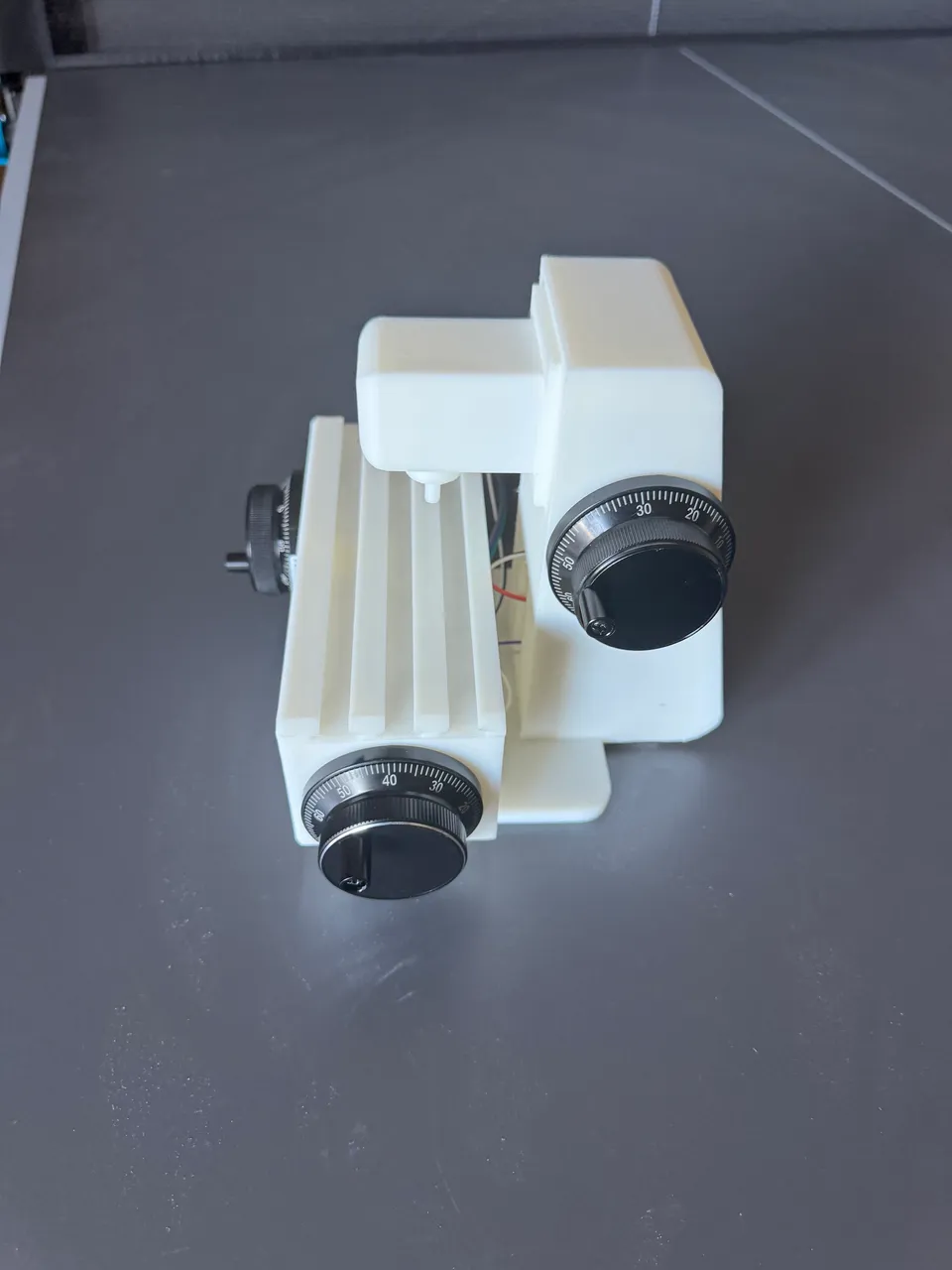 Side view of the controller housing with the T-slot table and column